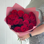 Букет пионовидных роз с эвкалиптом от интернет-магазина «ДУЙ СЮДА!»в Чите