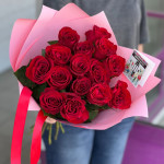 Персиковые розы в сиреневой упаковке от интернет-магазина «ДУЙ СЮДА!»в Чите