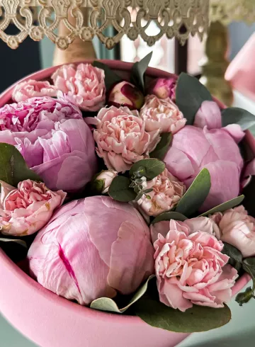 Цветы в коробке «Персик» от интернет-магазина цветов в 