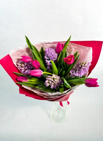 Букет из розовых тюльпанов и гиацинтов от интернет-магазина цветов в 