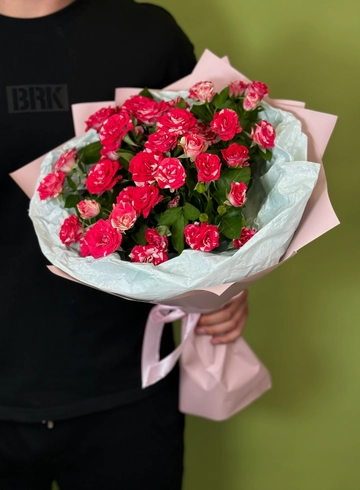 Монобукет из кустовых роз «Гранатовый браслет» от интернет-магазина цветов в 