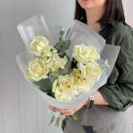 Кустовые розы Бомбастик и эвкалипт от интернет-магазина «ДУЙ СЮДА!»в Чите