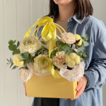 Хризантемы в коробке с шаром Баблс от интернет-магазина «ДУЙ СЮДА!»в Чите