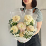 Коробка с пионовидными кустовыми розами и эвкалиптом от интернет-магазина «ДУЙ СЮДА!»в Чите